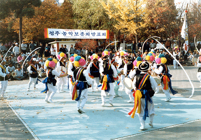 [청주=뉴시스]충북도 무형문화재 1호 '청주 농악'. (사진=문화재청 제공) photo@newsis.com *재판매 및 DB 금지