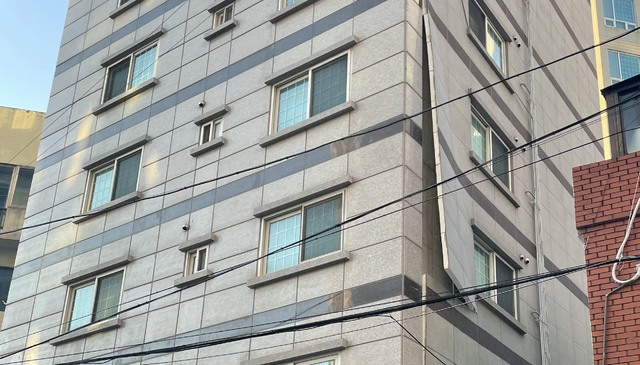 [부산=뉴시스] 강풍주의보가 발효 중인 17일 부산 부산진구의 한 원룸 건물 외벽 마감재가 강풍에 떨어졌다. (사진=부산소방재난본부 제공). 2021.02.17. photo@newsis.com&nbsp; *재판매 및 DB 금지