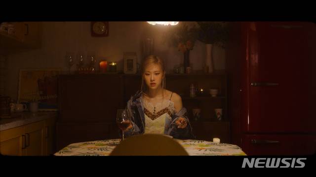 [서울=뉴시스]블랙핑크 로제의 솔로곡 티저 영상. (사진=YG엔터테인먼트 제공) 2021.02.17. photo@newsis.com
