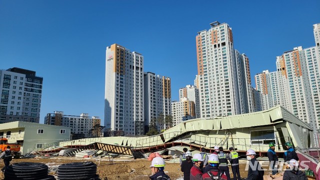 [수원=뉴시스] 17일 오후 2시 40분께 경기 수원시 영통구 경기주택도시공사(GH) 융복합센터 공사현장 내 가설사무소가 붕괴되는 사고가 발생했다. 이 사고로 1명이 경미한 부상을 입었다. (사진=수원남부소방서 제공)