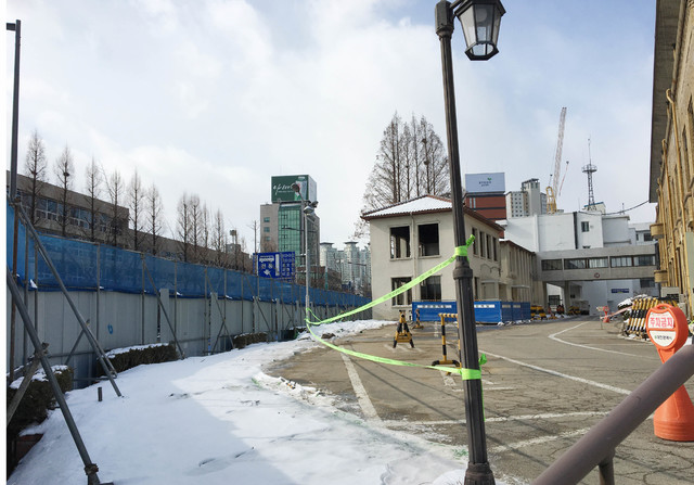 [대전=뉴시스] 대전시 중구 선화동 옛 충남도청에 식재된 향나무가 제거된 모습.  *재판매 및 DB 금지