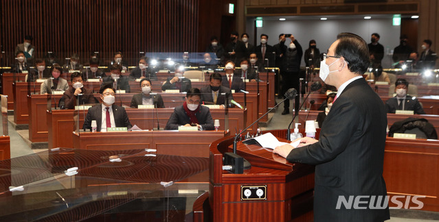 [서울=뉴시스]김진아 기자 = 주호영 국민의힘 원내대표가 17일 오전 서울 여의도 국회에서 열린 정책의원총회에서 발언하고 있다. 2021.02.17. (공동취재사진)  photo@newsis.com