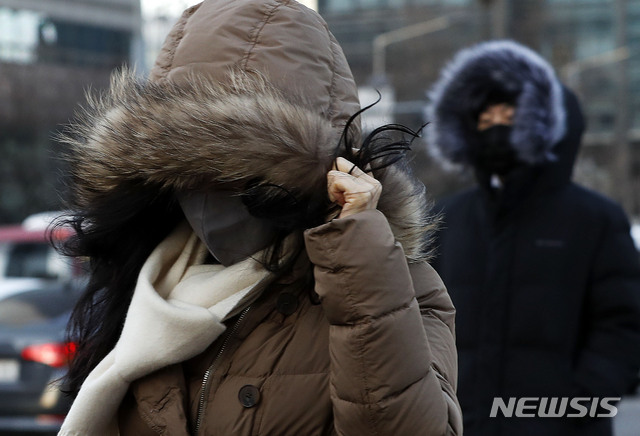 [서울=뉴시스]홍효식 기자 = 서울 아침 최저기온이 영하 10도까지 떨어지며 강추위가 이어지는 17일 오전 서울 종로구 광화문 사거리에서 시민들이 출근길 발걸음을 재촉하고 있다. 2021.02.17. yesphoto@newsis.com