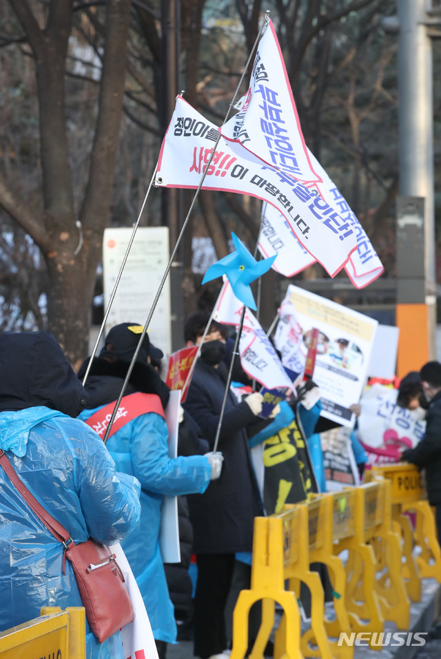 [서울=뉴시스]고범준 기자 = '정인이 사건' 2차공판이 열리는 17일 오전 대한아동학대방지협회 회원들이 서울 양천구 서울남부지방법원 앞에서 입양부모의 살인죄 및 법정 최고형 선고를 요구하는 시위를 하고 있다. 2021.02.17. bjko@newsis.com