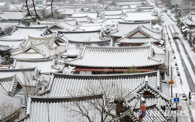 [전주=뉴시스] 김얼 기자 = 전북지역 10개 시군에 대설특보가 발효된 17일 전북 전주시 전주한옥마을에 눈이 쌓여 있다. 2021.02.17. pmkeul@newsis.com