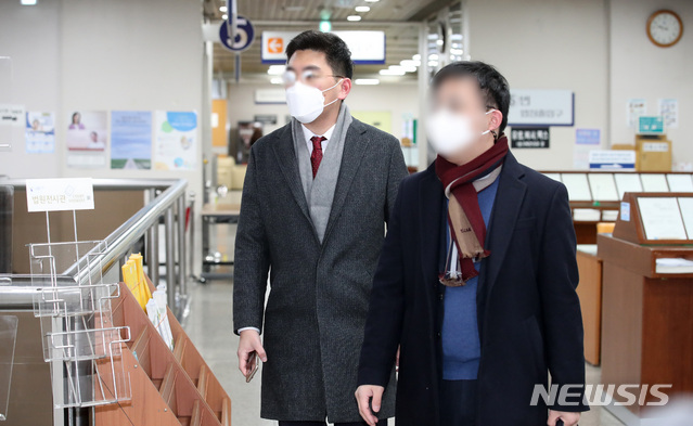 [서울=뉴시스]김선웅 기자 = 이동재(왼쪽) 전 채널A 기자가 지난 2월17일 서울 서초구 서울중앙지법에서 열린 검언유착 의혹 사건 17차 공판에 출석하고 있다. 2021.02.17. mangusta@newsis.com