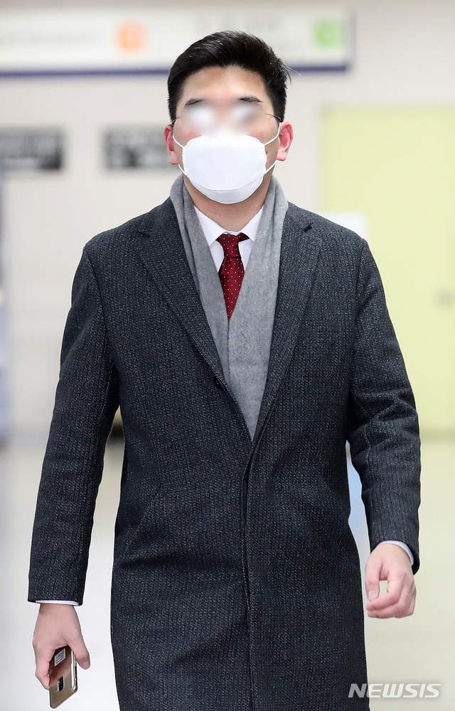 [서울=뉴시스]김선웅 기자 = 이동재 전 채널A 기자가 지난 2월17일 서울 서초구 서울중앙지법에서 열린 검언유착 의혹 사건 17차 공판에 출석하고 있다. 2021.02.17. mangusta@newsis.com