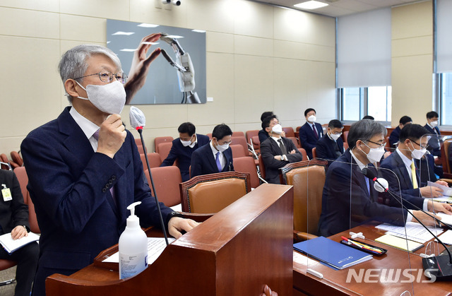 [서울=뉴시스]최동준 기자 = 최기영 과학기술정보통신부 장관이 17일 서울 여의도 국회에서 열린 과학기술정보방송통신위원회 전체회의에서 업무보고를 하고 있다. (공동취재사진) 2021.02.17. photo@newsis.com