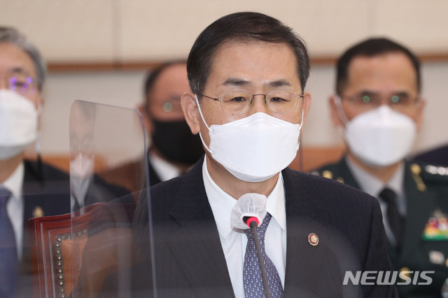 [서울=뉴시스]김진아 기자 = 조재연 법원행정처장이 17일 오전 서울 여의도 국회에서 열린 법제사법위원회 전체회의에 의원들과 질의응답을 하고 있다. 2021.02.17. (공동취재사진) photo@newsis.com