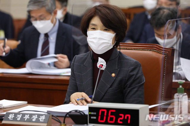 [서울=뉴시스]최동준 기자 = 한정애 환경노동부 장관이 17일 서울 여의도 국회에서 열린 환경노동위원회 전체회의에서 질의에 답변하고 있다. (공동취재사진) 2021.02.17. photo@newsis.com