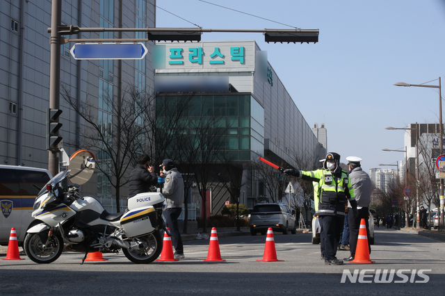 [남양주=뉴시스]김병문 기자 = 지난 2월17일 오전 114명의 신종 코로나바이러스 감염증(코로나19) 확진자가 나온 경기 남양주시 진관산업단지 내 한 플라스틱 공장 앞 도로가 통제돼 있다. 2021.02.17. dadazon@newsis.com