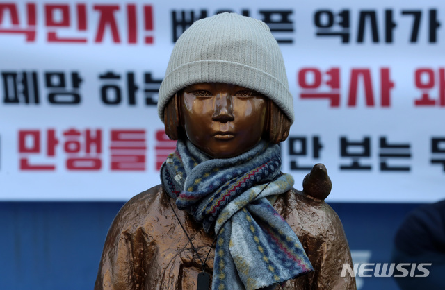 [서울=뉴시스]이영환 기자 = 17일 오후 서울 종로구 일본대사관 앞 평화로에서 대한불교조계종 사회노동위원회 주관으로 열린 제1479차 일본군성노예제 문제해결을 위한 정기 수요시위 기자회견이 진행중인 가운데 소녀상에 털모자와 목도리가 둘러져 있다. 2021.02.17. 20hwan@newsis.com