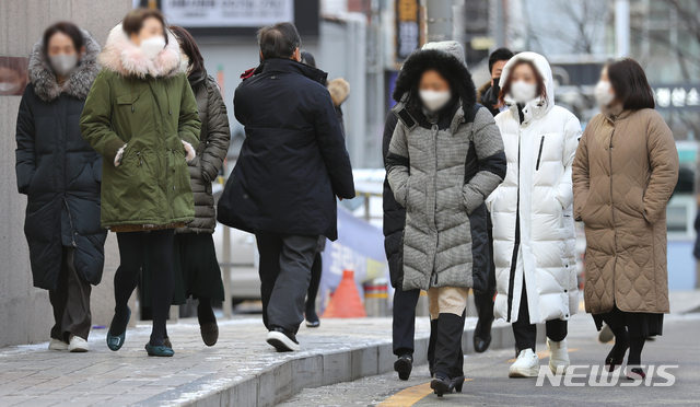 [서울=뉴시스]이윤청 기자 = 서울 최저기온이 영하 10도까지 떨어지며 강추위가 이어지고 있는 17일 오후 서울 중구 시청역 인근에서 시민들이 발걸음을 옮기고 있다. 2021.02.17. radiohead@newsis.com