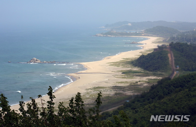 [서울=뉴시스]박진희 기자 = 합동참모본부는 17일 오전 "우리 군이 어제 동해 민통선 북방에서 신병을 확보한 인원(귀순 추정)은 잠수복과 오리발을 착용하고 해상을 통해 GOP(일반전초) 이남 통일전망대 부근 해안으로 올라와 해안철책 하단 배수로를 통과한 것으로 추정된다"고 밝혔다. 사진은 강원도 고성군 통일전망대 인근 남측 해변. 2021.02.17. pak7130@newsis.com