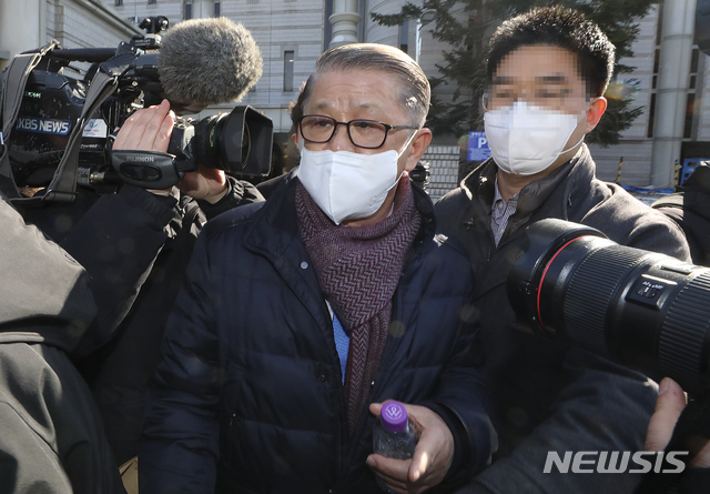 [서울=뉴시스]최진석 기자 = 거액의 회삿돈을 빼돌려 비자금을 조성했다는 의혹을 받고 있는 최신원 SK네트웍스 회장이 지난 2월17일 오후 서울 서초구 서울중앙지법에서 열린 특정경제범죄 가중처벌 등에 관한 법률 위반(횡령·배임) 등 혐의로 구속 전 피의자 심문(영장실질심사)을 마친 뒤 호송차량으로 가고 있다. 202102.17. myjs@newsis.com