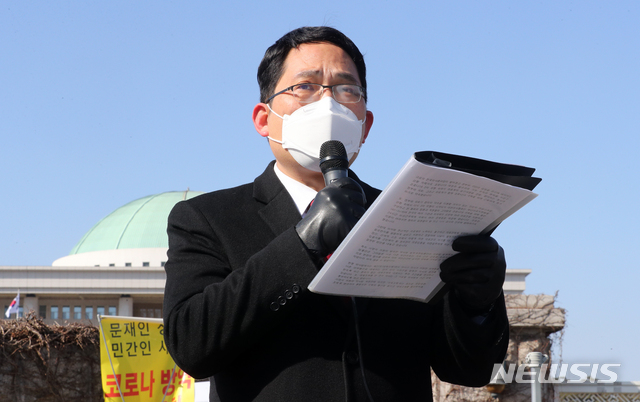 [서울=뉴시스]배훈식 기자 = 최대집 대한의사협회 회장이 지난 17일 오후 서울 여의도 국회 앞에서 코로나19 위기 극복을 위한 의료인 보호와 사기진작 촉구 기자회견을 열고 약사의 대체조제와 한의사의 X-Ray 사용을 허용하는 약사법, 의료법 일부개정법률안 발의에 대한 반대 입장을 표명하고 있다. 2021.02.17. dahora83@newsis.com