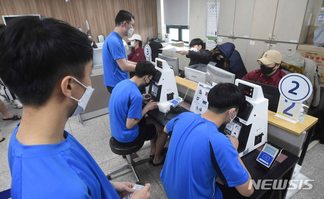 [수원=뉴시스]경기사진공동취재단 = 2021년 첫 병역판정검사가 실시된 17일 오전 경기 수원시 팔달구 경인지방병무청에서 입영대상자들이 셀프시력검사기를 이용해 시력검사를 하고 있다. 2021.02.17. photo@newsis.com