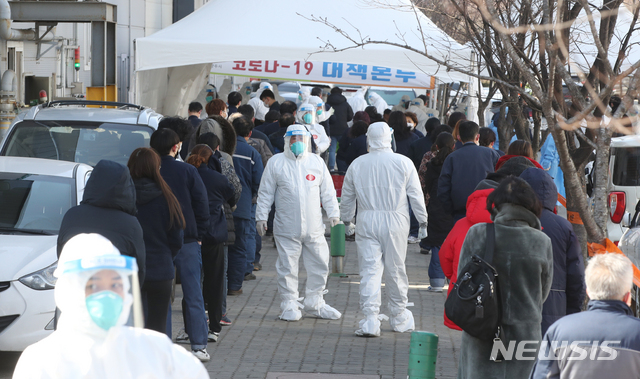 [남양주=뉴시스]김병문 기자 = 신종 코로나바이러스 감염증(코로나19) 집단감염이 발생한 경기 남양주 진관산업단지 내 한 플라스틱 공장 앞에 17일 오전 선별진료소가 설치되어 공단 근무자들이 검사를 받기 위해 대기하고 있다. 2021.02.17. dadazon@newsis.com