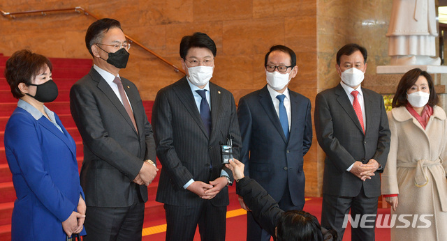 [서울=뉴시스]최동준 기자 = 국민의힘 김도읍 법제사법위원회 간사 등 소속 의원들이 17일 서울 여의도 국회에서 김명수 대법원장과 관련 긴급 기자회견을 하고 있다. (공동취재사진) 2021.02.17. photo@newsis.com