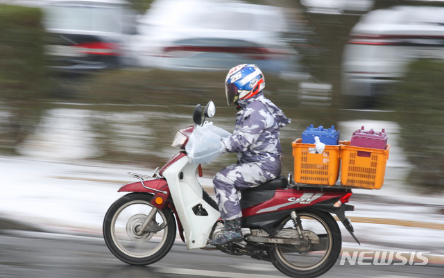 [제주=뉴시스]우장호 기자 = 눈이 녹아 비가 된다는 절기 '우수'(雨水)를 하루 앞둔 17일 오후 제주대학교 교정에 손잡이를 비닐봉투로 꽁꽁 싸맨 배달오토바이가 지나가고 있다. 기상청에 따르면 이날 한때 제주 고산 지역에 초속 28.7m의 강한 바람이 부는 등 기상이 악화하고 있다. 2021.02.17. woo1223@newsis.com