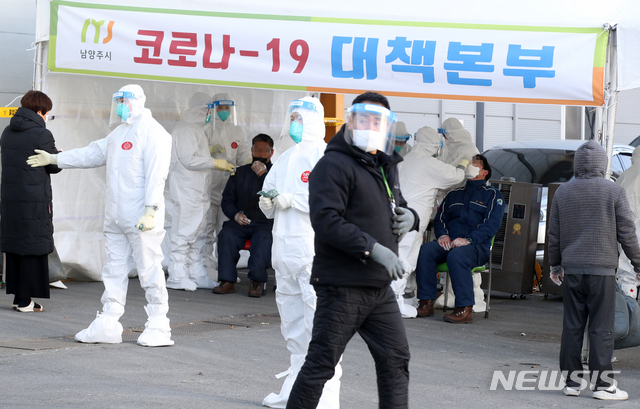 [남양주=뉴시스]김병문 기자 = 신종 코로나바이러스 감염증(코로나19) 집단감염이 발생한 경기 남양주 진관산업단지 내 한 플라스틱 공장 앞에 17일 오전 선별진료소 가 설치되어 공단 근무자들이 검사를 받고 있다. 2021.02.17. dadazon@newsis.com