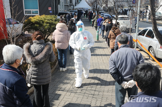 [남양주=뉴시스]김병문 기자 = 신종 코로나바이러스 감염증(코로나19) 집단감염이 발생한 경기 남양주 진관산업단지 내 한 플라스틱 공장 앞에 17일 오전 선별진료소 가 설치되어 공단 근무자들이 검사를 기다리고 있다. 2021.02.17. dadazon@newsis.com