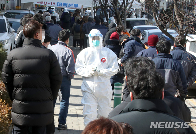 [남양주=뉴시스]김병문 기자 = 신종 코로나바이러스 감염증(코로나19) 집단감염이 발생한 경기 남양주 진관산업단지 내 한 플라스틱 공장 앞에 17일 오전 선별진료소 가 설치되어 공단 근무자들이 검사를 기다리고 있다. 2021.02.17. dadazon@newsis.com