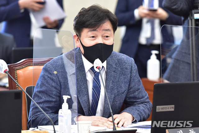 [서울=뉴시스]전진환 기자 = 국회 국방위원회 여당 간사인 기동민 더불어민주당 의원이 17일 오후 국회에서 열린 국방위원회 전체회의에서 발언을 하고 있다. (공동취재사진) 2021.02.17. photo@newsis.com