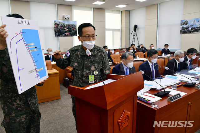 [서울=뉴시스]전진환 기자 = 박정환 합동참모본부 작전본부장이 17일 오후 국회에서 열린 국방위원회 전체회의에 출석해 22사단 해안 귀순(추정) 관련 상황 보고를 하고 있다. (공동취재사진) 2021.02.17. photo@newsis.com