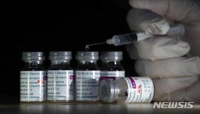 [서울=뉴시스]이영환 기자 = 17일 오후 서울 중구 대한간호협회 취업인력교육센터에서 신종 코로나바이러스 감염증(코로나19) 아스트라제네카 백신 현품(빈병)이 공개되고 있다. 2021.02.17. 20hwan@newsis.com