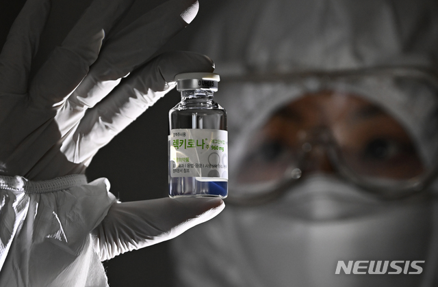 [평택=뉴시스] 김종택기자 = 첫 국산 신종 코로나바이러스 감염증(코로나19) 항체치료제인 셀트리온의 '렉키로나주'(성분명 레그단비맙·CT-P59)가 의료현장에 공급된 17일 오후 코로나19 거점전담병원인 경기도 평택시 박애병원에서 의료진이 '렉키로나주'를 살펴보고 있다. 치료제 투여대상자는 코로나19 확진환자로서 증상발생일로부터 7일 이내 산소치료가 필요하지 않은 환자 중에서 60세 이상이거나 기저질환자 또는 폐렴 동반 환자다. 2021.02.17. jtk@newsis.com