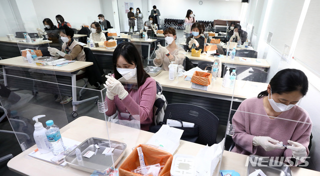 [서울=뉴시스]이영환 기자 = 17일 오후 서울 중구 대한간호협회 취업인력교육센터에서 간호사들이 신종 코로나바이러스 감염증(코로나19) 백신 접종 실습을 하고 있다. 2021.02.17. 20hwan@newsis.com