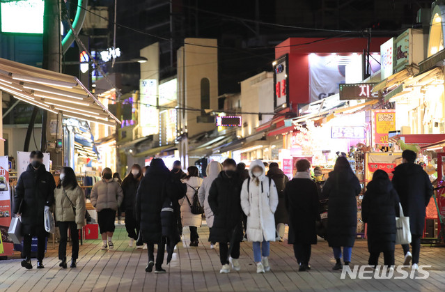 [서울=뉴시스]박민석 기자 = 수도권 사회적 거리두기가 2단계로 완화된 이후 3일차인 17일 오후 서울 마포구 홍대입구 인근 거리에서 시민들이 이동하고 있다. 2021.02.17. mspark@newsis.com