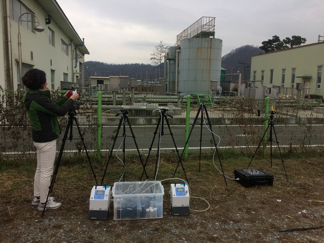 [안동=뉴시스] 악취 시료채취 장면. (사진=경북도 제공) 2021.02.18 *재판매 및 DB 금지