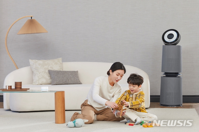[서울=뉴시스] LG전자가 청정 성능과 고객 편의성을 대폭 강화한 ‘퓨리케어 360˚공기청정기 알파’(사진 오른쪽)를 이달 말에 출시한다. (제공=LG전자)