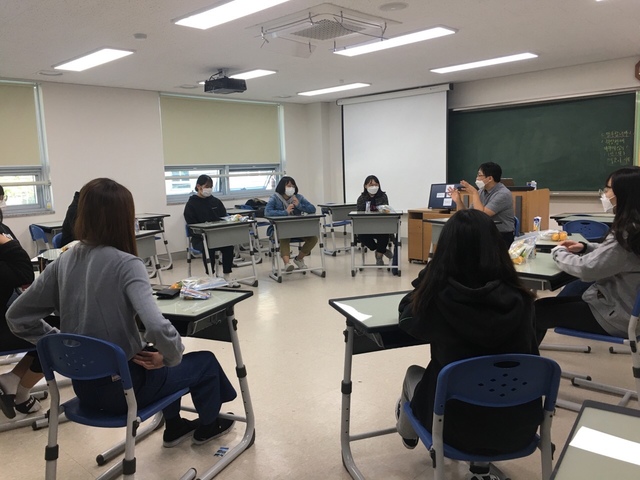 서울 강서구의 '찾아가는 창의체험학교' 사업 중 음악콘텐츠 제작 과정에서 공항고 학생들이 제작 관련 회의를 하고 있다. (사진=강서구 제공) 2021.02.18. photo@newsis.com *재판매 및 DB 금지