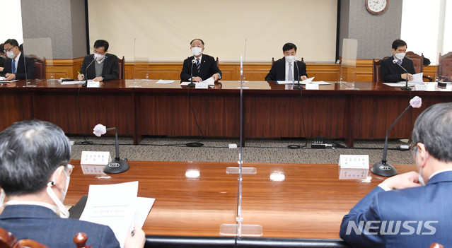 [서울=뉴시스] 홍남기 부총리 겸 기획재정부 장관(왼쪽에서 3번째)이 18일 서울 중구 은행회관에서 거시경제금융회의를 열고 모두발언을 하고 있다. 2021.02.18. (사진=기재부 제공)