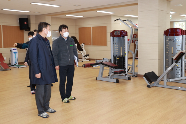 [진안=뉴시스] 한훈 기자 = 전북 진안군은 전춘성 군수를 비롯해 관계 공무원들이 공공 실내체육시설의 방역체계 및 운영사항을 시설별로 긴급 현장 점검했다고 18일 밝혔다.(사진=진안군 제공).2021.02.18. photo@newsis.com *재판매 및 DB 금지