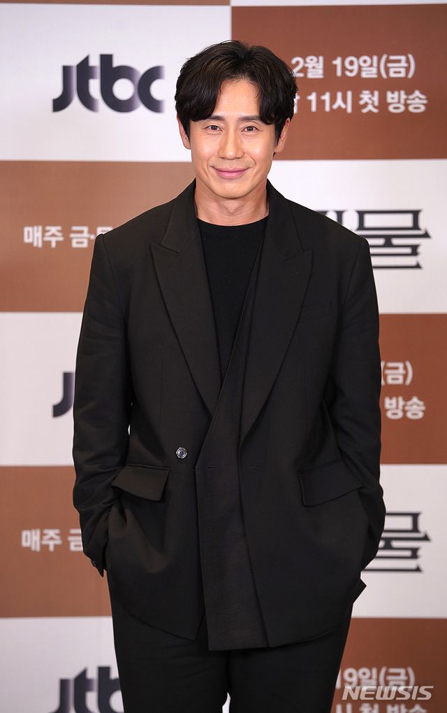 [서울=뉴시스] 18일 오후 진행된 JTBC 새 금토극 '괴물' 온라인 제작발표회에 참석한 신하균 (사진 = JTBC) photo@newsis.com