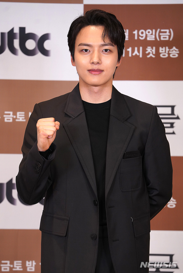 [서울=뉴시스] 18일 오후 진행된 JTBC 새 금토극 '괴물' 온라인 제작발표회에 참석한 신하균 (사진 = JTBC) photo@newsis.com