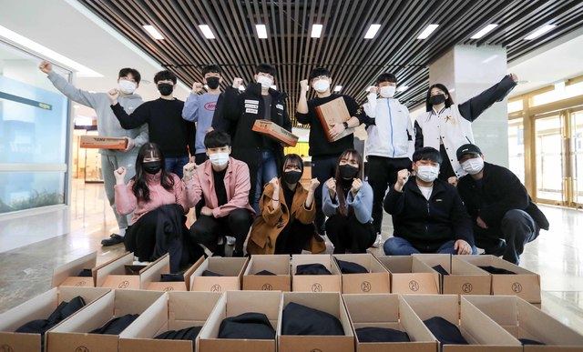 [부산=뉴시스] 부산 동서대 총학생회가 오는 19일 열리는 온라인 졸업식을 위해 졸업생 300명에게 전달할 학사모, 학위복, 졸업장 등을 담은 택배상자를 포장하고 있다. (사진=동서대 제공) *재판매 및 DB 금지