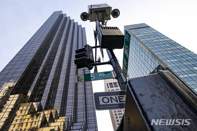 [AP/뉴시스] 미 뉴욕시 맨해튼 5번가에 소재한 트럼프 타워와 그 앞에 세워진 경찰의 보안 카메라. 트럼프는 이 빌딩에 펜트하우스 콘도를 소유하고 있으며 트럼프 오거니제이션이 본부 사무실을 두고 있다 