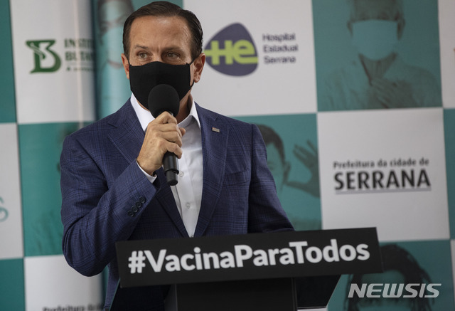 [세라나(브라질)=AP/뉴시스]호아우 도리아 브라질 상파울루 주지사가 지난 2월17일 상파울루주 세라나의 한 공립학교에 설치된 코로나19 백신접종센터에서 기자회견을 하고 있다. 그는 22일(현지시간) 자이르 보우소날 브라질 대통령에 대해 "정신병자"라고 비난했다고 CNN이 보도했다. 이는 하루 전 보우소날 대통령이 코로나19로 강제 봉쇄 조치를 실시한 주지사들과 시장들을 "폭군들"이라고 비난한데 대한 반격이다. 2021.3.23