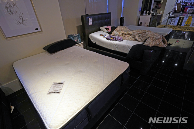 [휴스턴( 미 텍사스주)= AP/뉴시스] 휴스턴의 '갤러리 퍼니처'매장 침대에서 추위와 폭설을 피해 대피해온 곤살레스가 2월 17일 잠들어있다. 