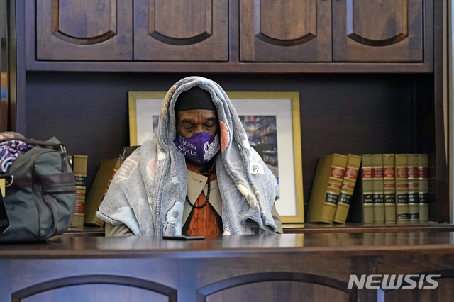 [휴스턴( 미 텍사스주)= AP/뉴시스] 정전으로 대피해온 마이클 싱글터리가&nbsp; 17일 갤러리 퍼니처 매장 안에 있는 고급 회의용 책상 앞에서 휴식을 취하고 있다. 