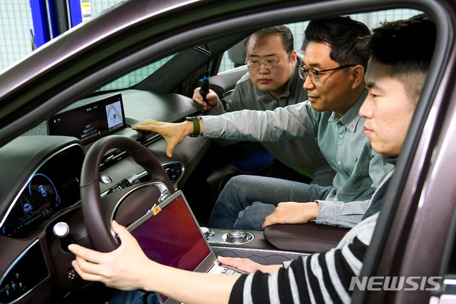 [서울=뉴시스]현대자동차그룹이 한층 향상된 자연어 명령 기반으로 차량의 다양한 기능과 시스템을 편리하게 제어하고 사용할 수 있는 차세대 ‘커넥티드 카 인공지능 음성인식 기술’을 개발했다고 18일 밝혔다. 사진은 현대자동차그룹 연구원들이 ‘커넥티드 카 인공지능 음성인식 기술’을 자동차에서 테스트하는 모습. (사진=현대자동차그룹 제공) 2021.02.18. photo@newsis.com