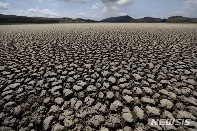[수에스카=AP/뉴시스]17일(현지시간) 콜롬비아 수에스카의 수에스카 석호가 수년째 계속된 극심한 가뭄으로 바닥이 갈라져 있다. 지류가 없어 빗물에 의존하던, 보고타 인근 인기 관광지였던 이 호수는 심각한 삼림 훼손과 침식에 더해 기후 변화 등으로 수량이 급속히 줄어들었다. 2021.02.18. 