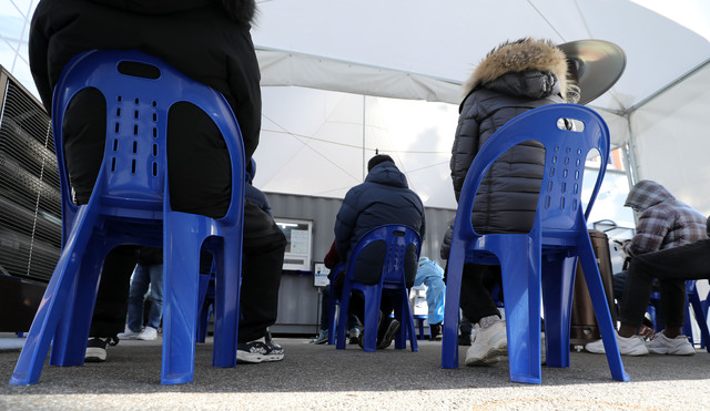 [서울=뉴시스]박주성 기자 = 18일 오전 서울 영등포구 보건소 내에 있는 신종 코로나바이러스 감염증(코로나19) 선별진료소에서 시민들이 검사를 기다리고 있다. 2021.02.18. park7691@newsis.com