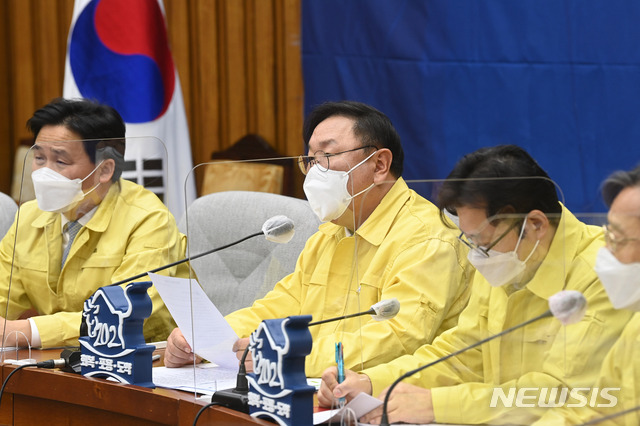 [서울=뉴시스]전진환 기자 = 김태년 더불어민주당 원내대표가 18일 오전 국회에서 열린 더불어민주당 정책조정회의에서 발언하고 있다.  (공동취재사진) 2021.02.18. photo@newsis.com