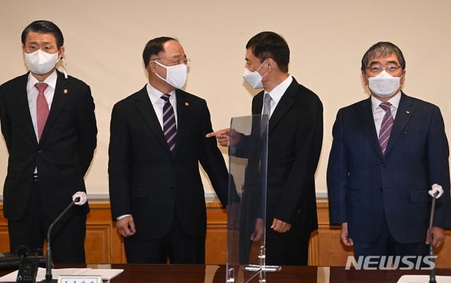 [서울=뉴시스]이영환 기자 = 홍남기 경제부총리 겸 기획재정부장관이 18일 오전 서울 중구 은행연합회관에서 열린 거시경제금융회의에 참석해 이주열 한국은행 총재와 대화를 하고 있다. 왼쪽부터 은성수 금융위원장, 홍남기 부총리, 이주열 총재, 윤석헌 금융감독원장. (공동취재사진) 2021.02.18. photo@newsis.com